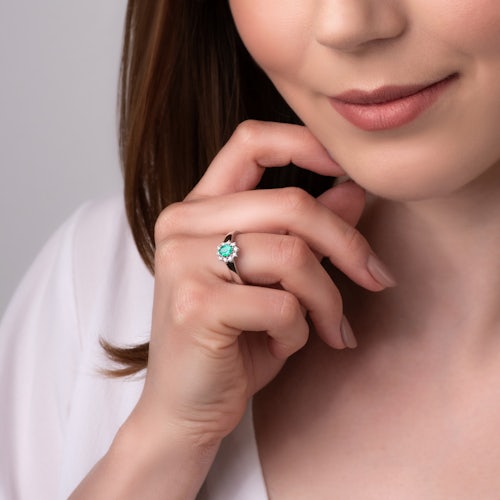 Pierścionek zaręczynowy SAVICKI: białe złoto, szmaragd, diamenty